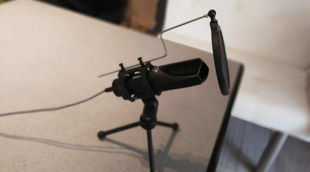 Bild von Mikrophon auf einem Tisch