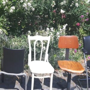 viele verschiedene Stühle