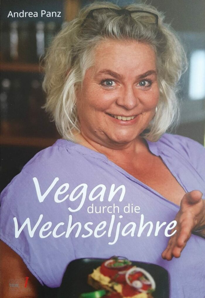 Titelbild: Vegan durch die Wechseljahre von Andrea Panz. Porträt der Autorin in lilaner Bluse mit einem Teller in der Hand.