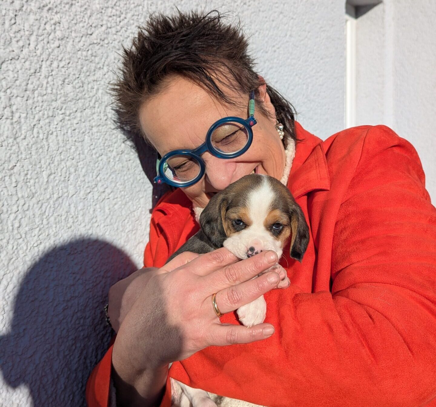 Autorin und Buchhebamme Maria Al-Mana mit kleinem Hund auf dem Arm